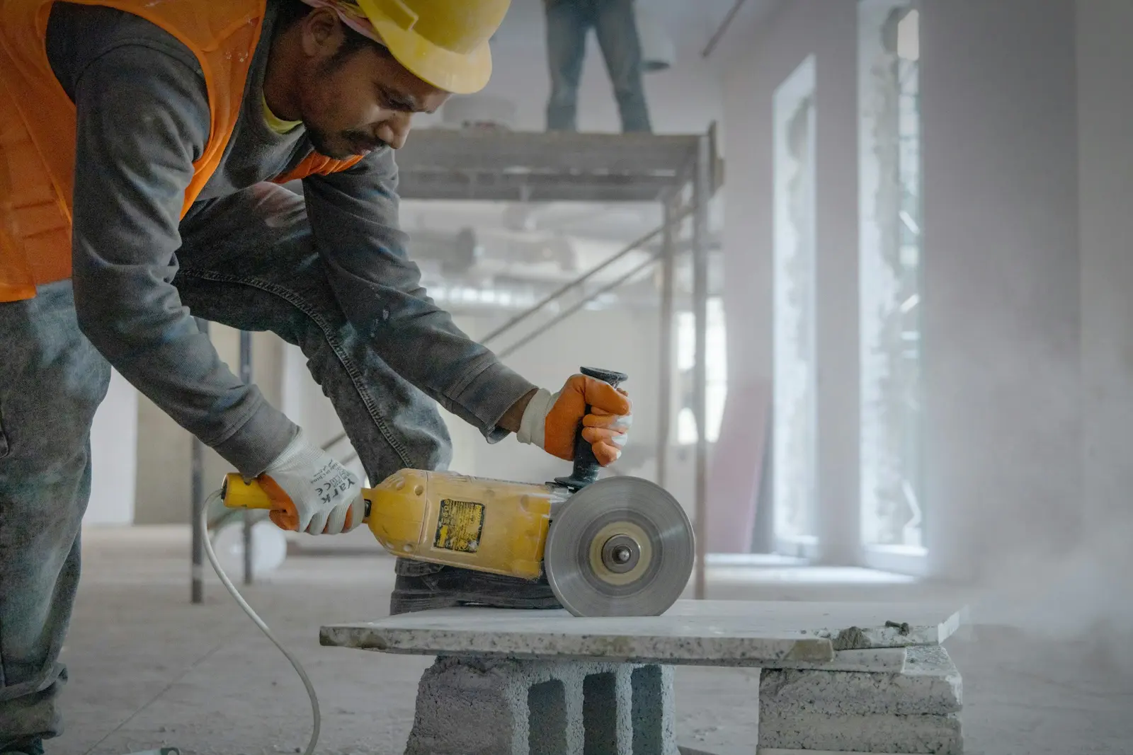 Profissional a cortar material de construção numa obra de remodelação