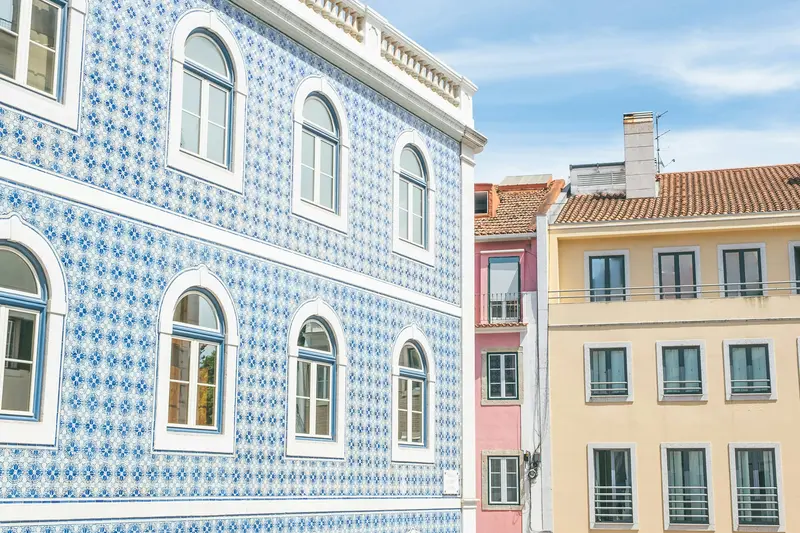 Fachadas de prédios antigos com azulejo azul em Lisboa
