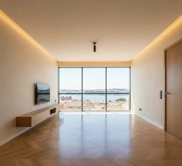 Visualização 3D de sala com janela panorâmica sobre o rio, em Lisboa