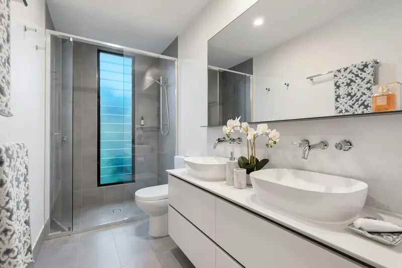 Casa de banho remodelada com base de duche e móvel suspenso